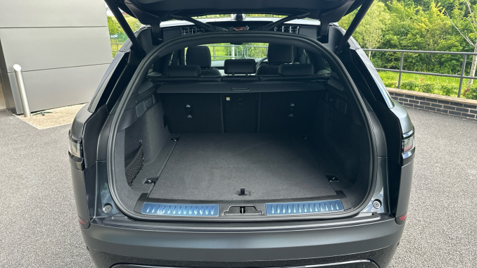 Land Rover Range Rover Velar 3.0 D300 MHEV Belgravia Edition Satin 5dr Auto Diesel Estate - Image 10